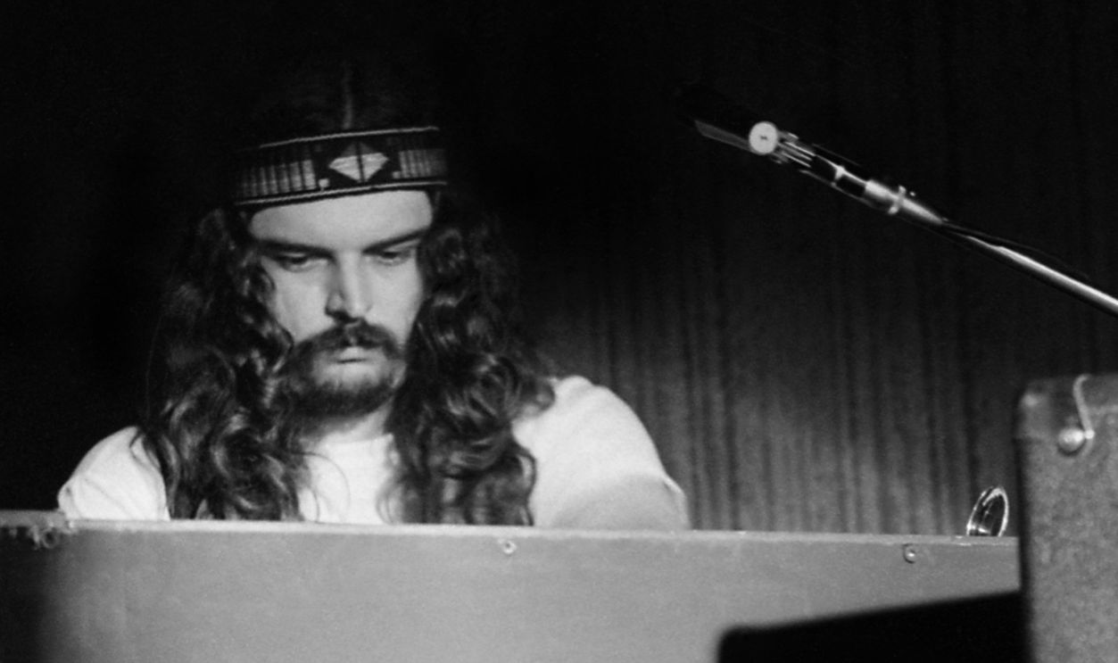 Ron 'Pigpen' McKernan of The Grateful Dead performs at the Cafe Au Go Go on June 8, 1967 in New York City, New York. 
