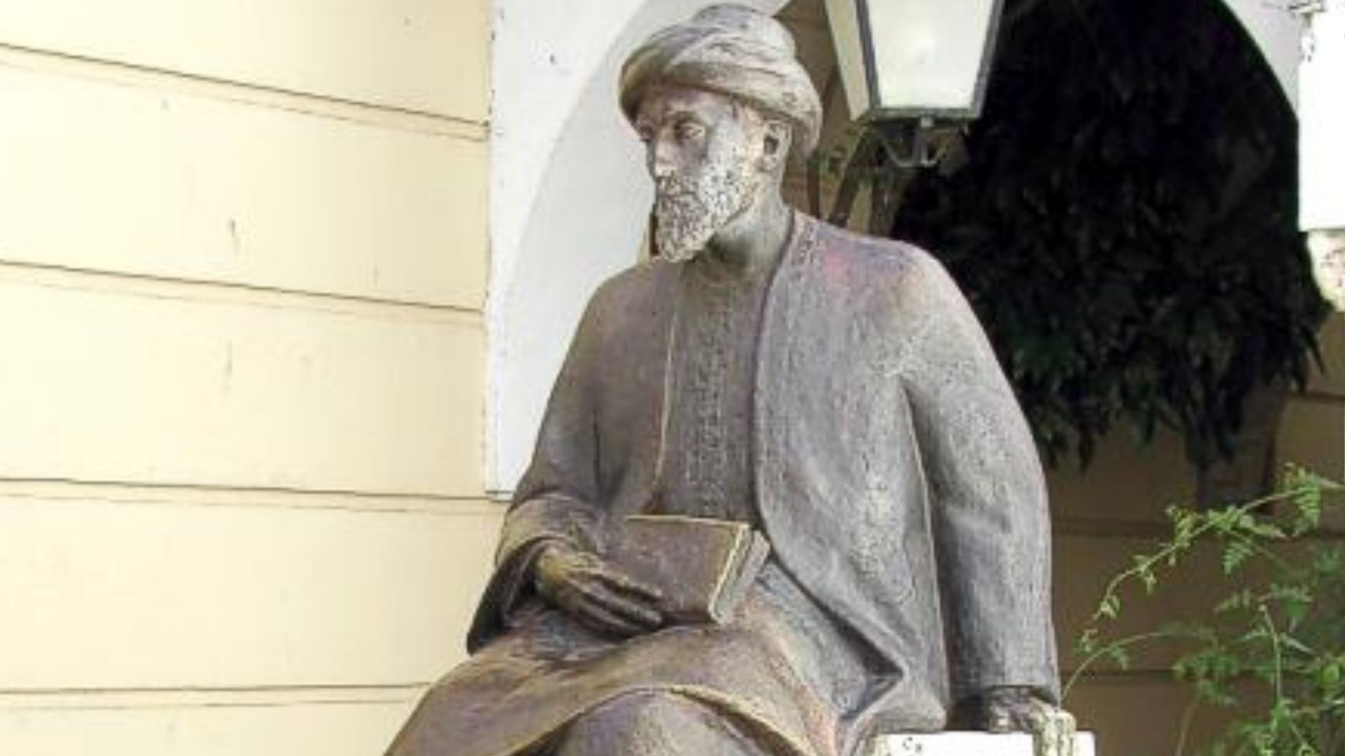 File:Maimonides-Statue.jpg