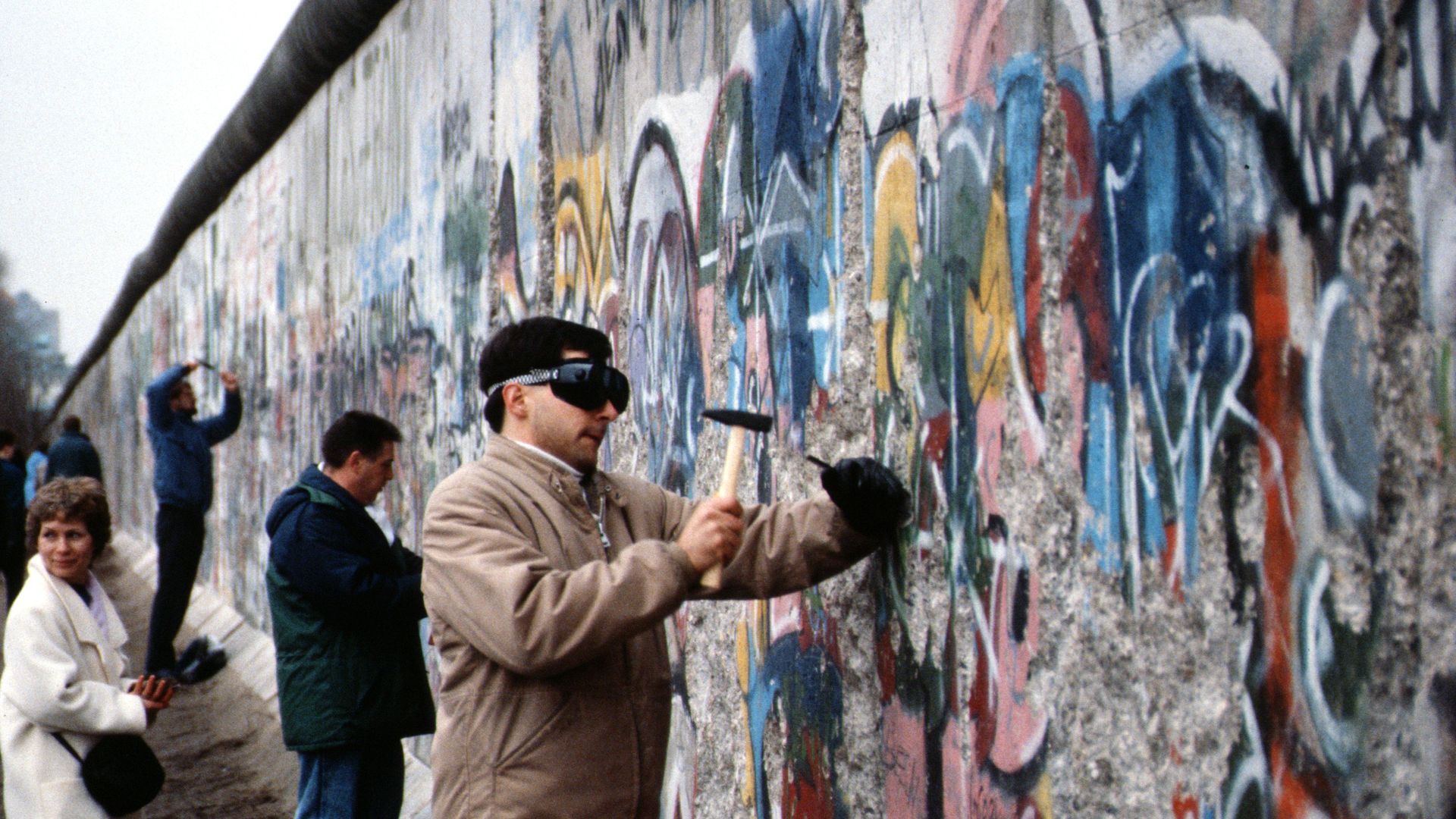 File:Berlin 1989, Fall der Mauer, Chute du mur 08.jpg