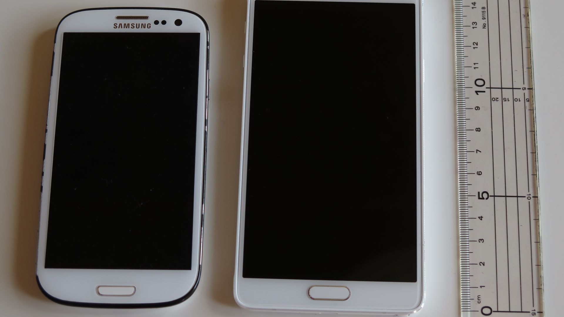 File:Galaxy S3 and Note 4.jpg