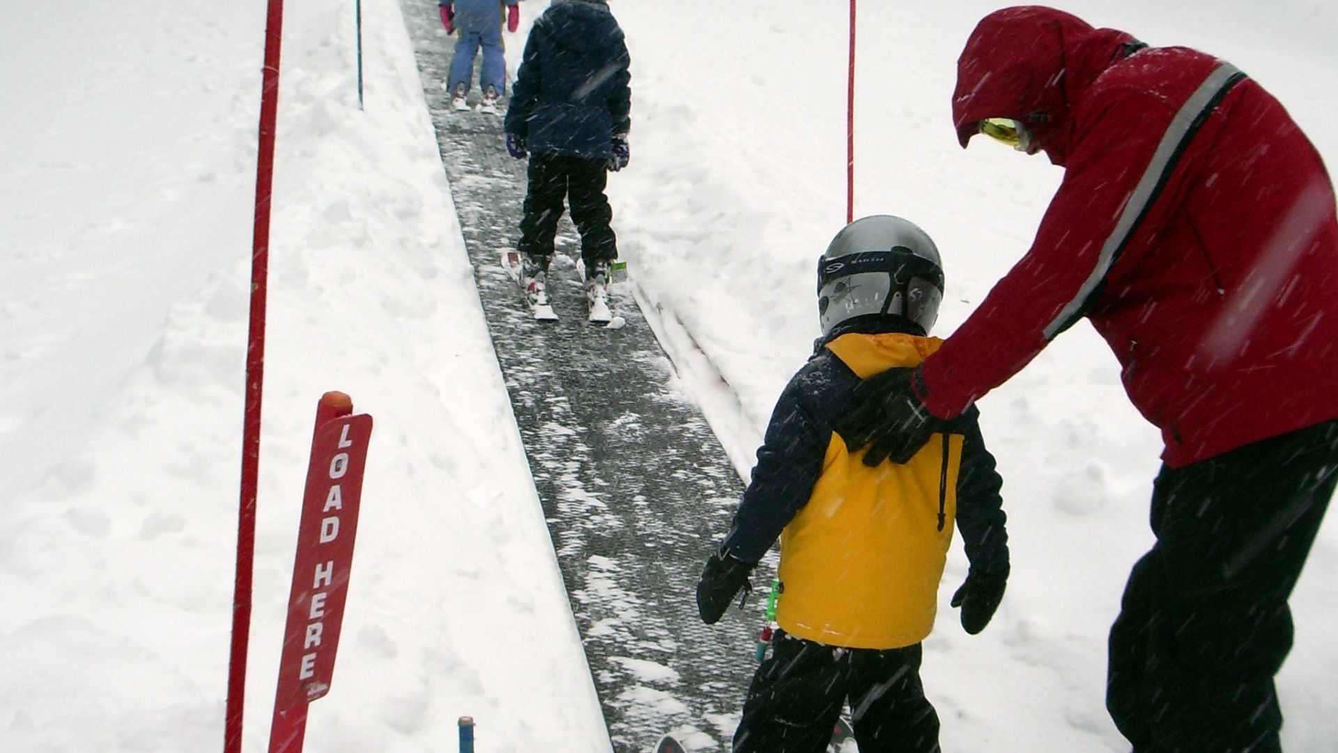 File:Magic carpet uphill loaded P1437.jpeg