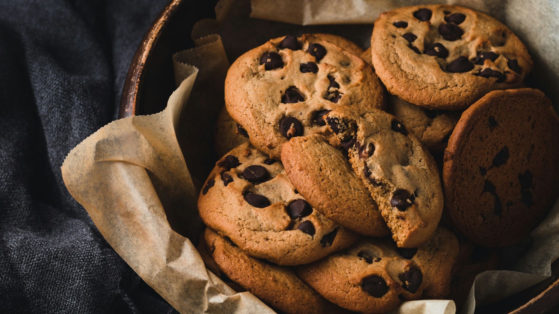 brown cookies on round brown bowl