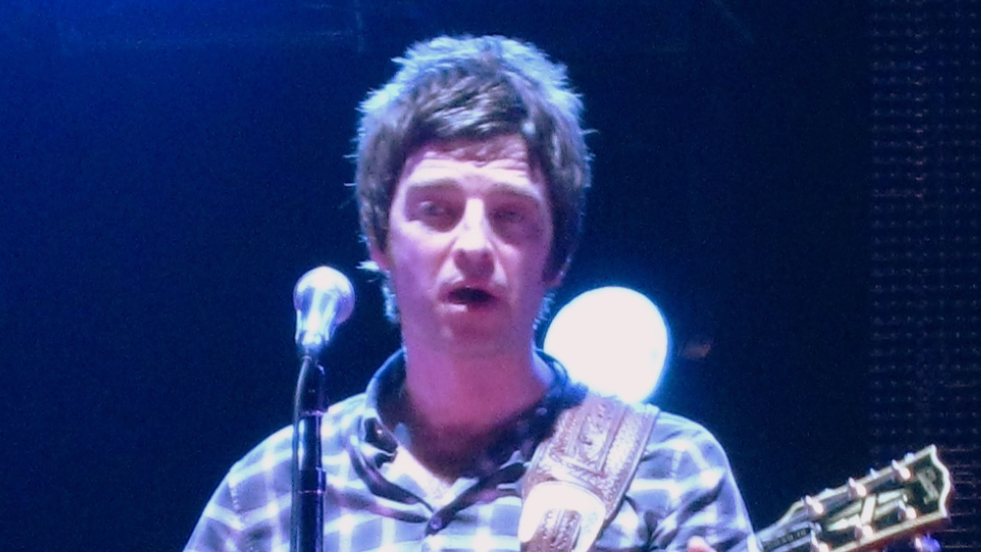 File:Noel Gallagher playing Champagne Supernova.jpg