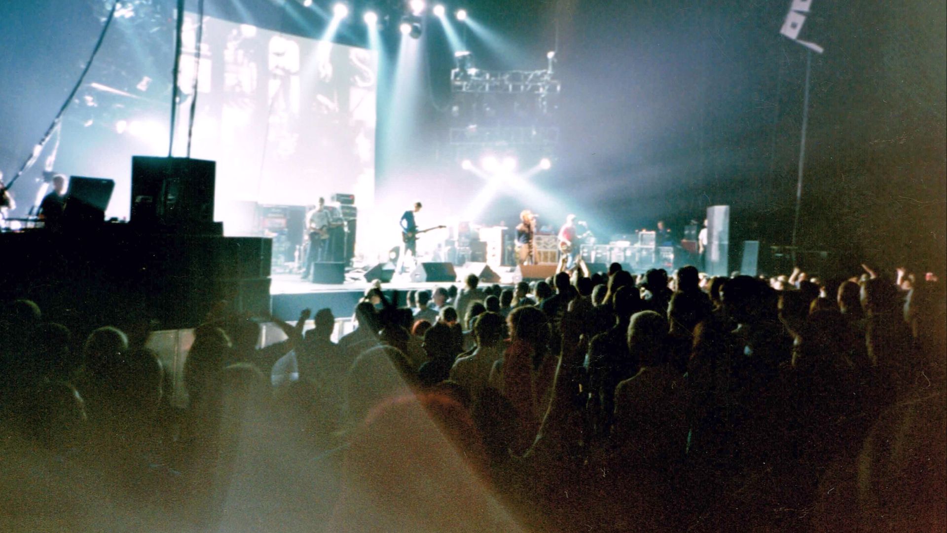 File:Oasis-band-concert-Montreal-Canada-Aug2002.jpg