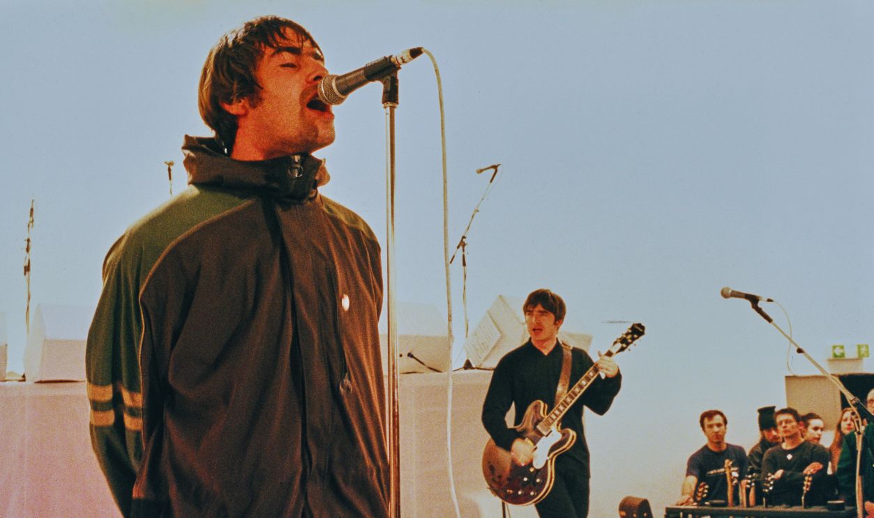 Gettyimages - 2243958184, Oasis On The White Room Singer Liam Gallagher (left) and his brother, guitarist Noel Gallagher, performing with British rock band Oasis on the live music TV show 'The White Room' at Channel 4 studios, London, 22nd December 1995. 