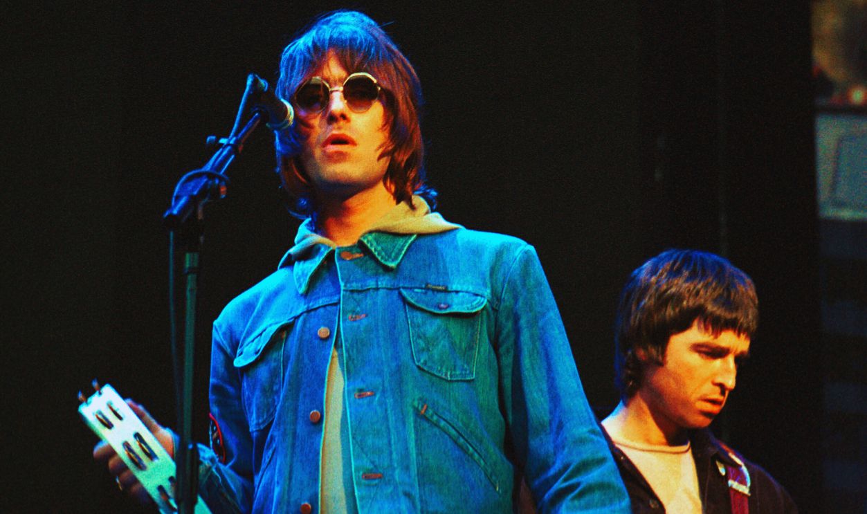 Gettyimages - 86112775, Photo of OASIS UNITED KINGDOM - JULY 21: WEMBLEY STADIUM Photo of OASIS, L-R: Liam Gallagher, Noel Gallager - performing live onstage 