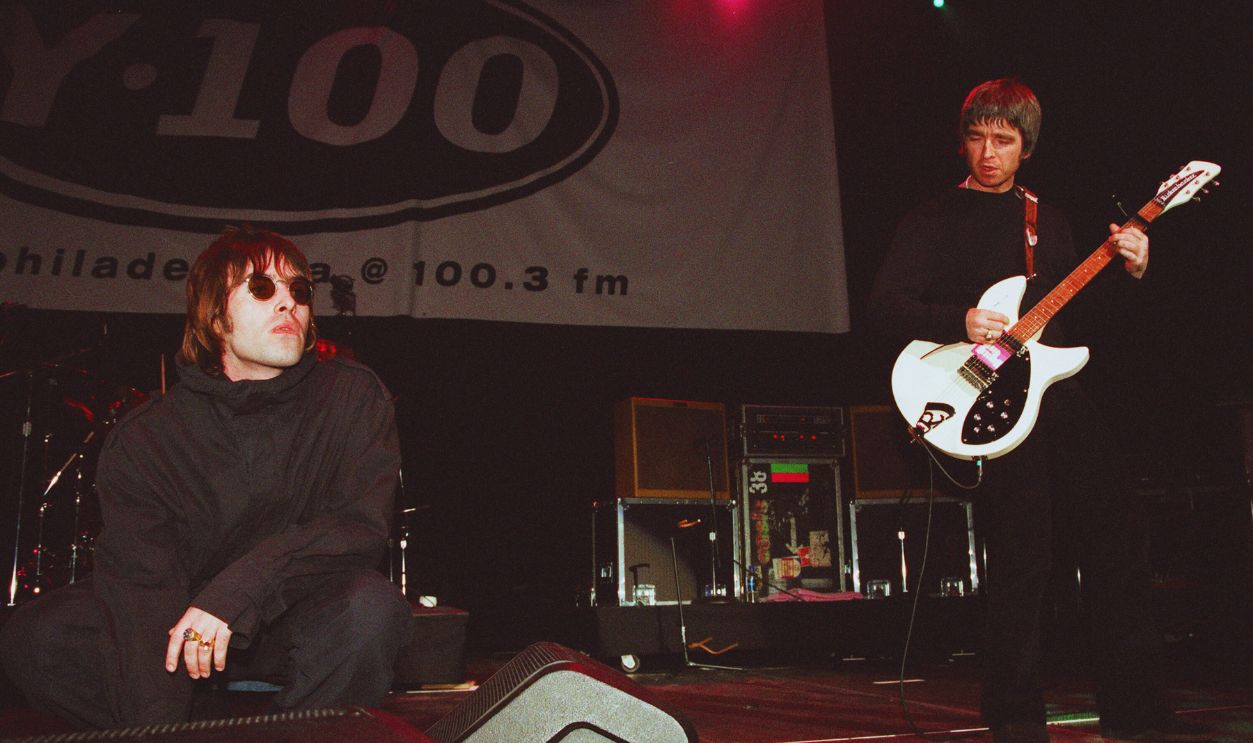 Gettyimages - 51129218, Oasis Play Live PHILADELPHIA - DECEMBER 3: Singer Liam Gallagher (L) and brother Noel Gallagher from Oasis on stage on December 3, 1999 in Philadelphia. 