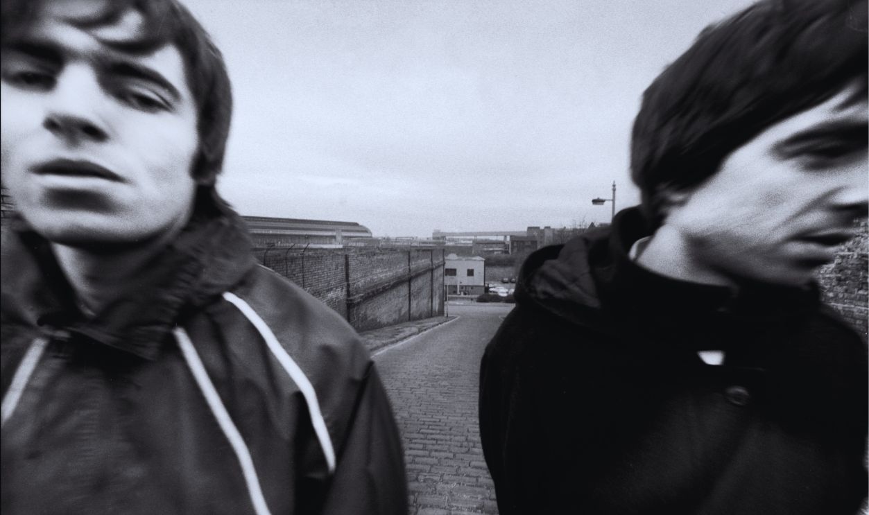 Gettyimages - 1792990368, Oasis Original Line Up 1993 Portrait of British rock band Oasis in Manchester, United Kingdom, 29th November 1993. L-R Liam Gallagher, Noel Gallagher. 