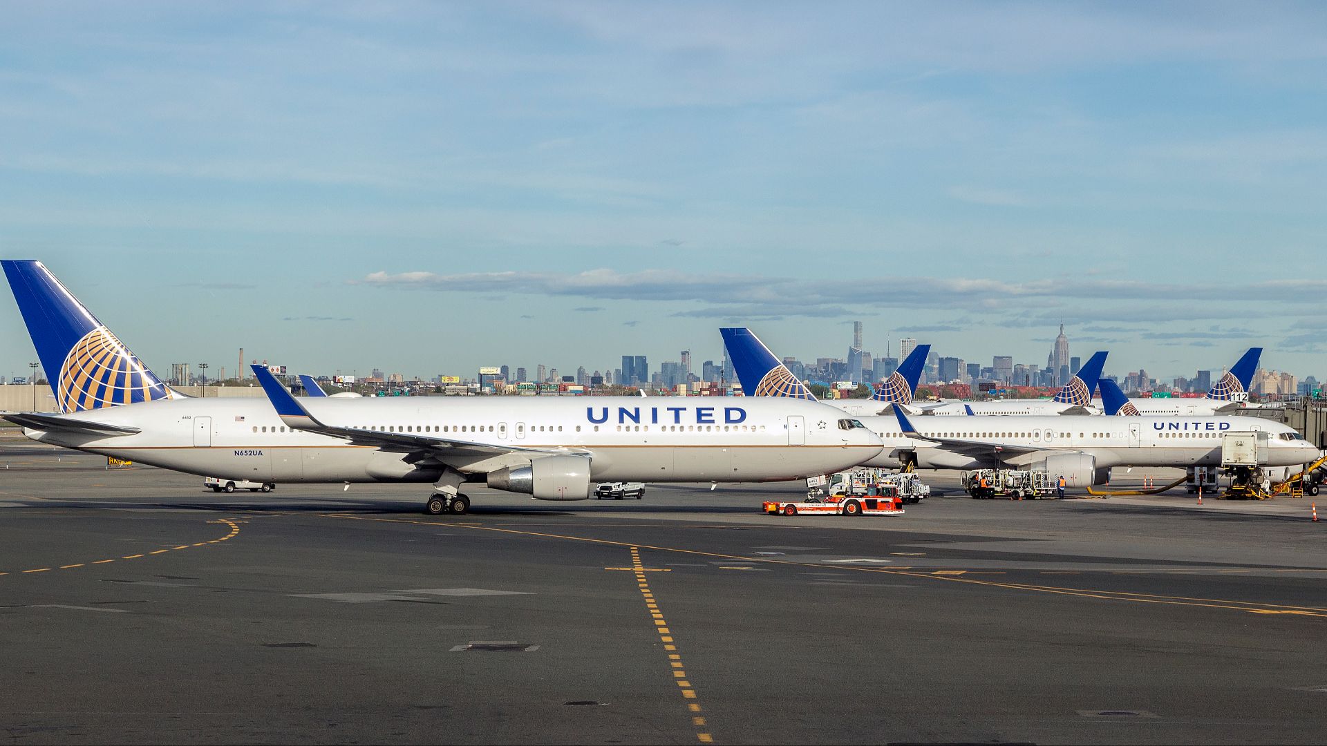 File:N652UA at Newark NJ1.jpg