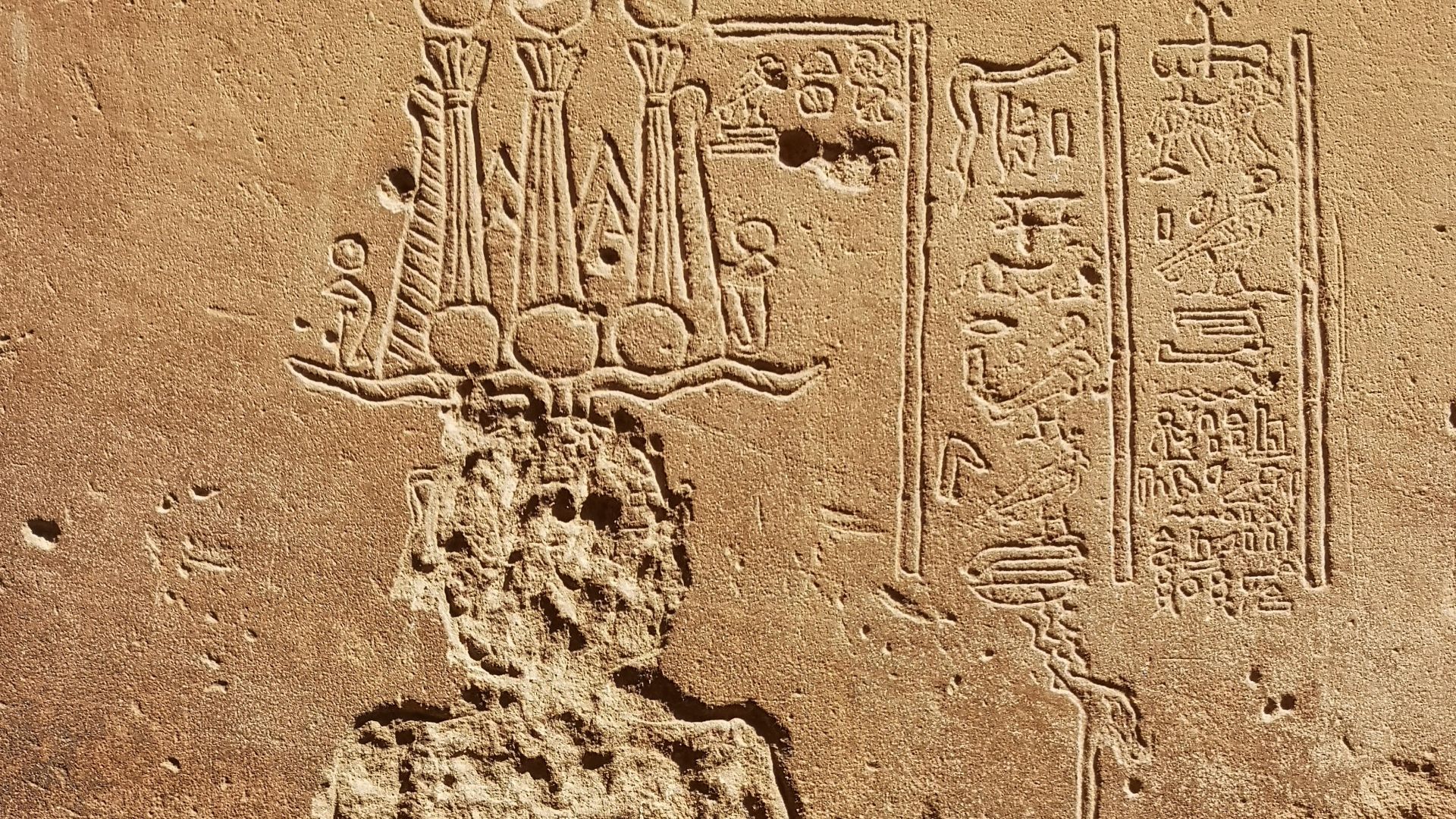 File:The Graffito of Esmet-Akhom, the last known inscription written in Egyptian hieroglyphs, inscribed on Hadrian's Gate in AD 394, Philae, Egypt (49833569016).jpg