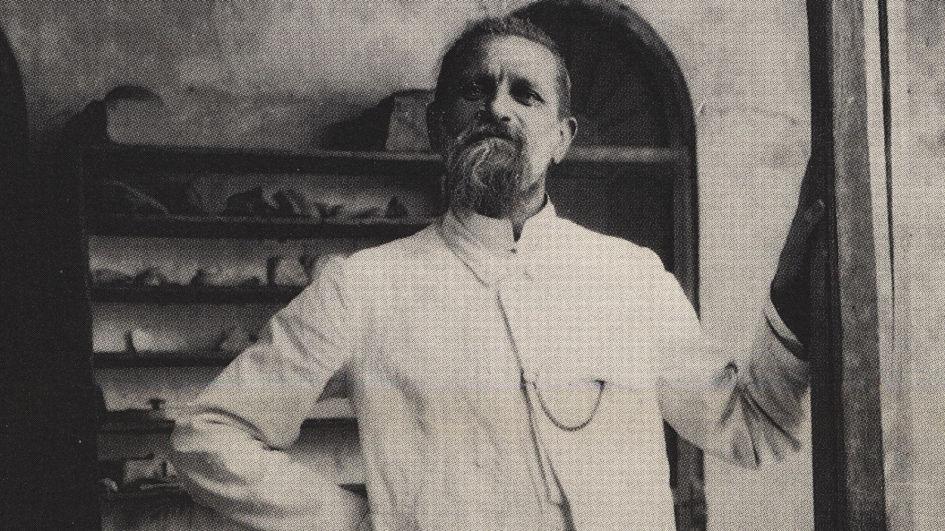 File:Robert Koldewey in Front of the Magazine in Babylon.jpg