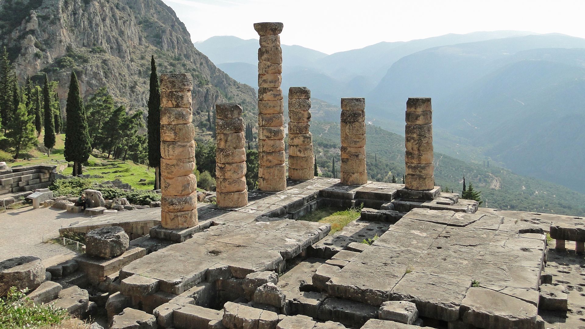 File:Temple of Apollo in Delphi - columns 01.jpg