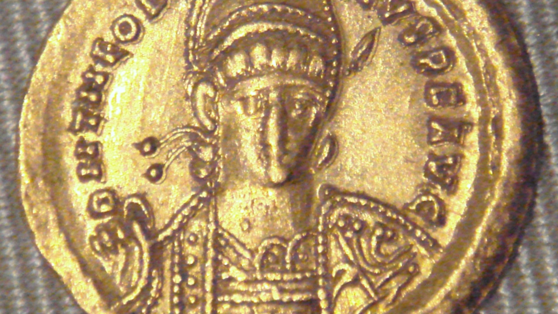 File:Theodosius II solidus Constantinople 439 450 gold 4480mg.jpg