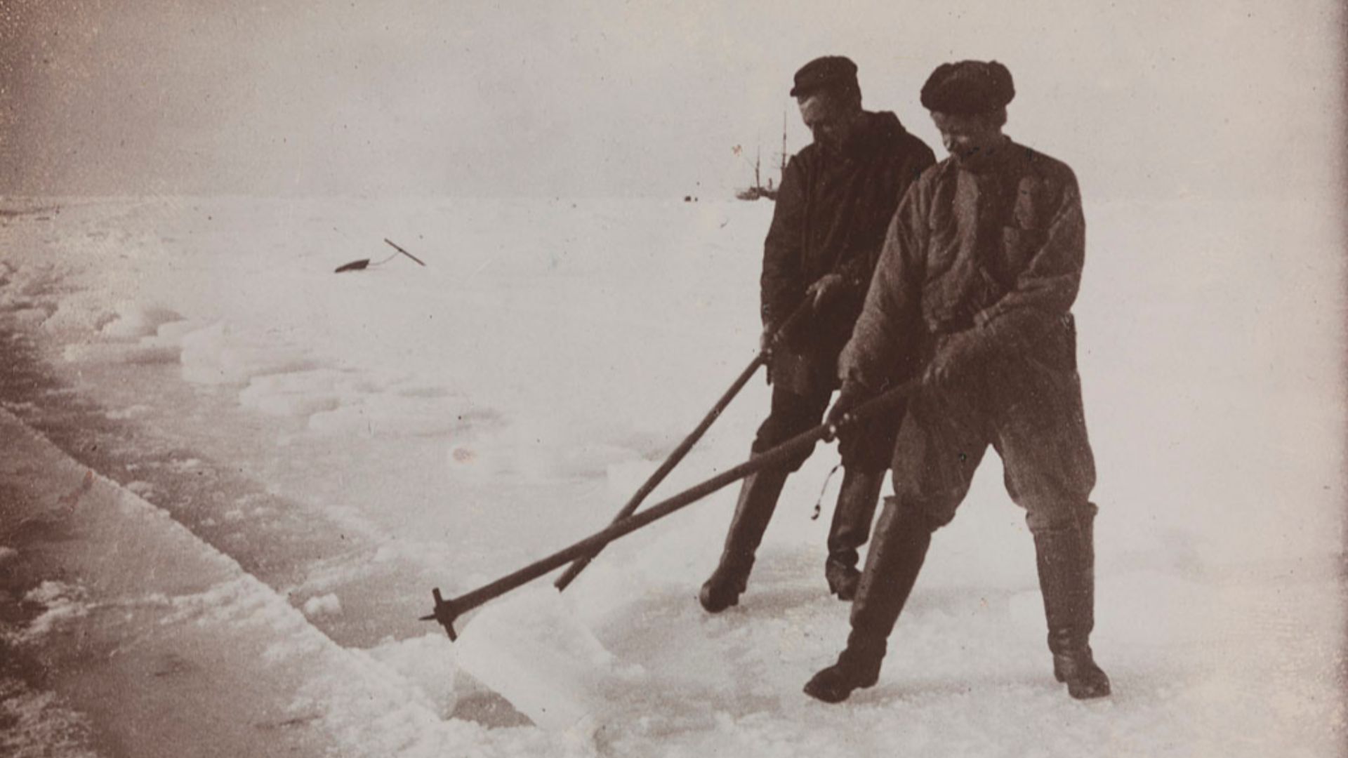 File:Roald Amundsen og Engelbret Knudsen.jpg