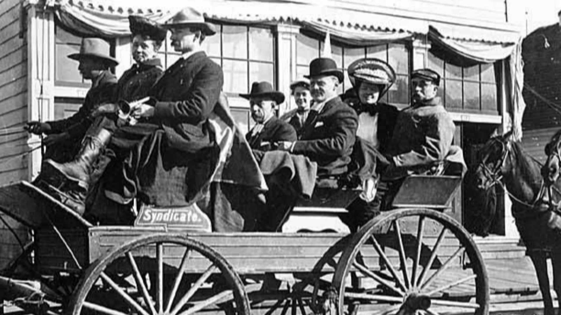 File:Roald Amundsen with others in a horse drawn passenger wagon departing Nome, Alaska, September 2, 1906 (AL+CA 2550).jpg