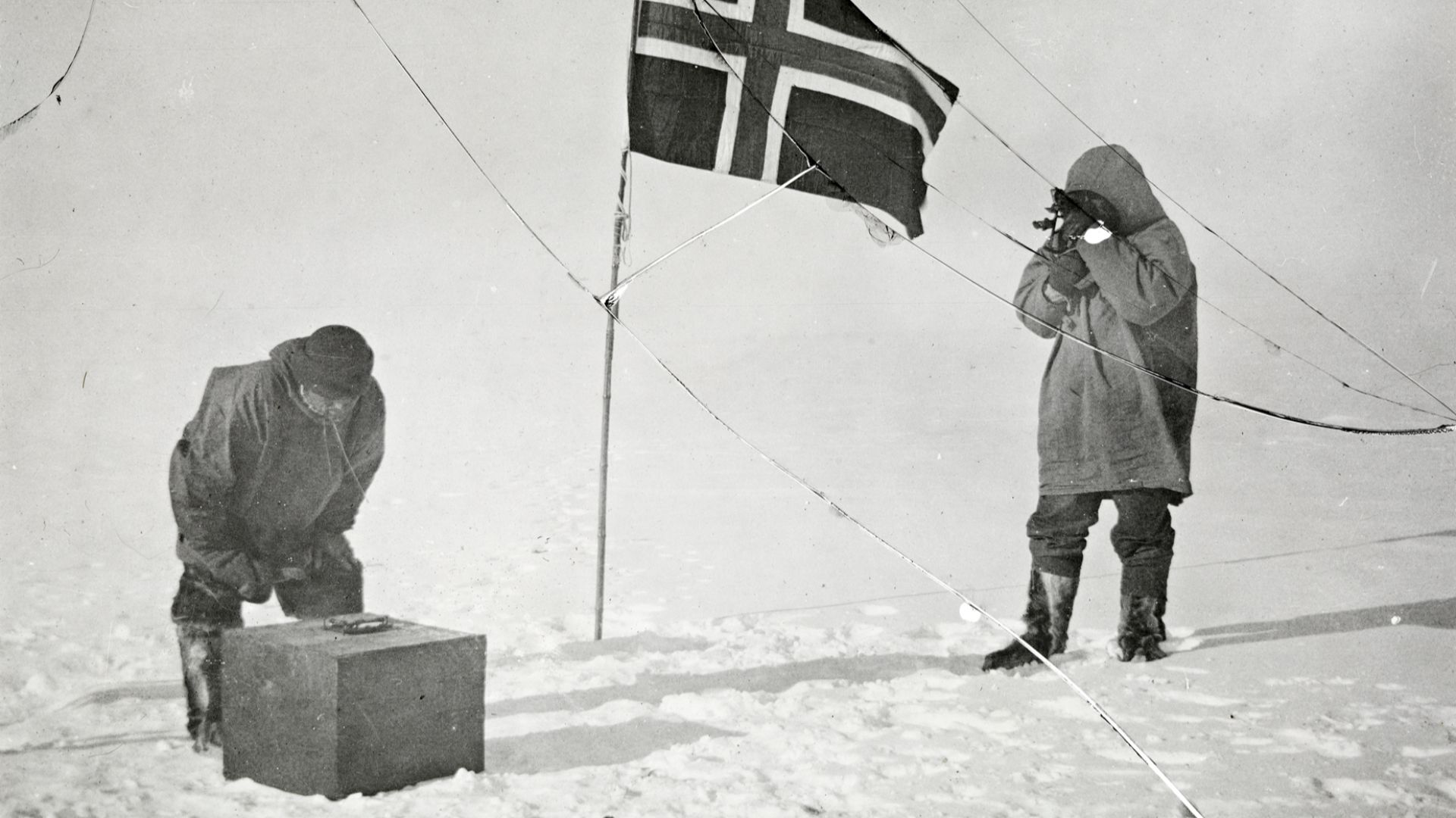 File:Roald Amundsen og Helmer Hanssen gjør observasjoner på Sydpolen, 1911 (6890566753).jpg