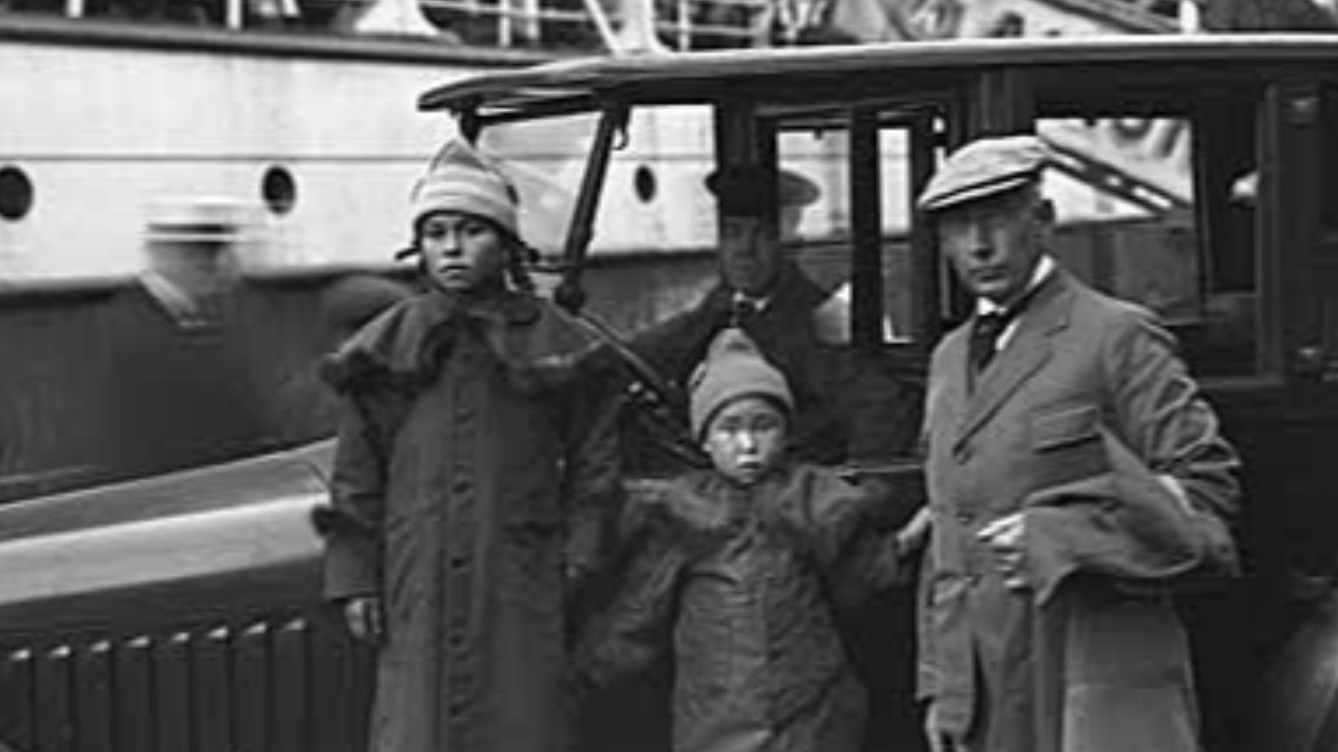 File:Roald Amundsen with Chukchi girls on waterfront, Seattle, 1921 (MOHAI 3665).jpg