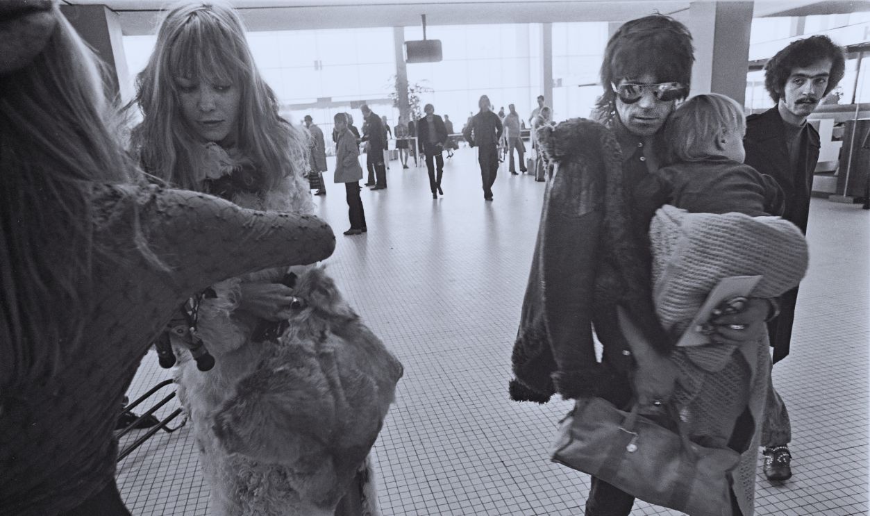 Gettyimages - 	1283899861, The Rolling Stones Anita Pallenberg with Keith Richards of The Rolling Stones holding their son Marlon at Schiphol Airport, Netherlands, returning home after the last date of The Rolling Stones European Tour, 10th October 1970.  