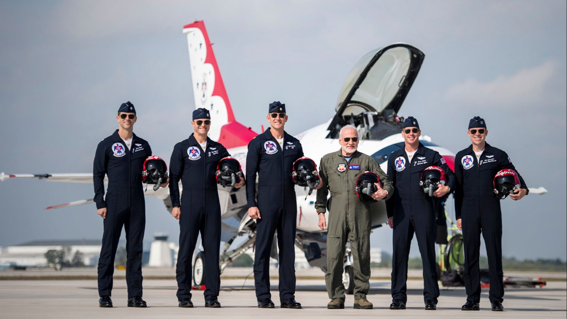 File:Thunderbirds pilots pose for a photo with Buzz Aldrin.jpg