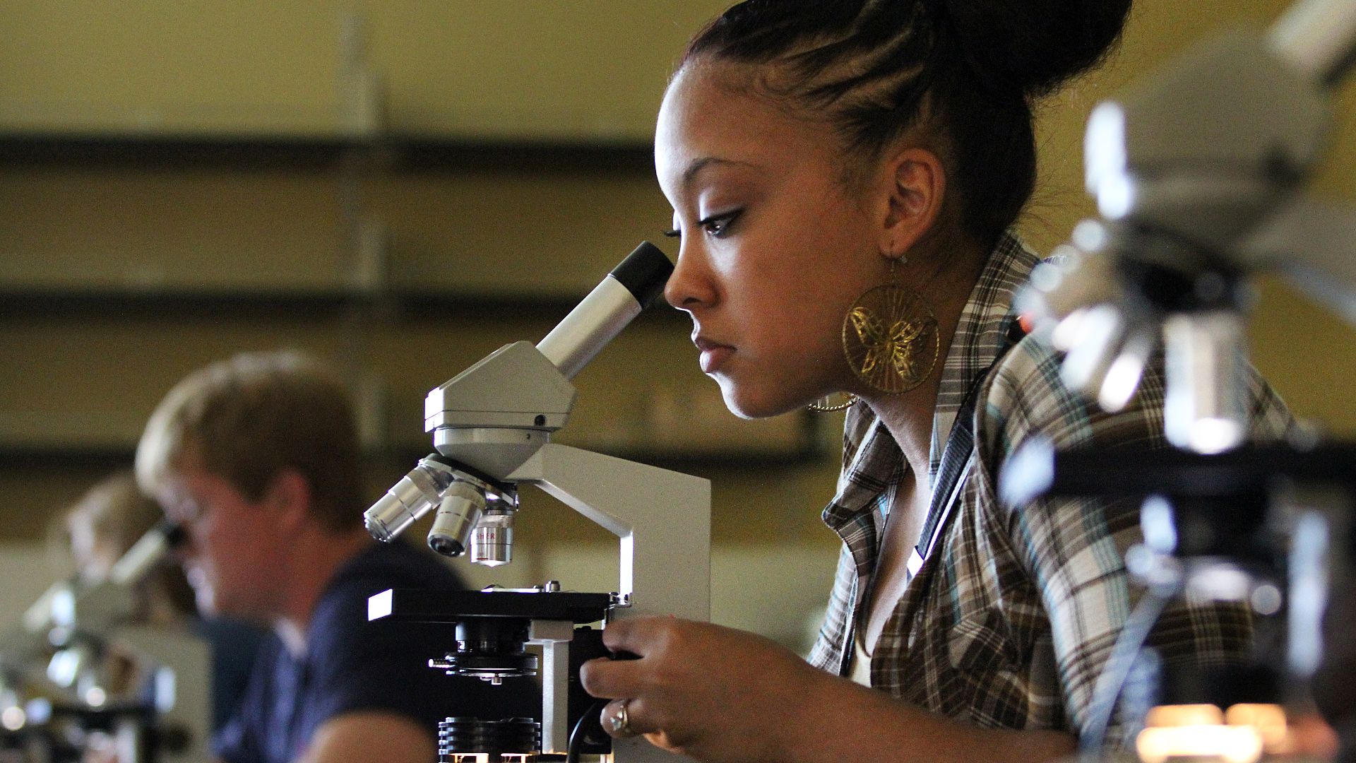 File:Southern Arkansas University Biology student with microscope.jpg
