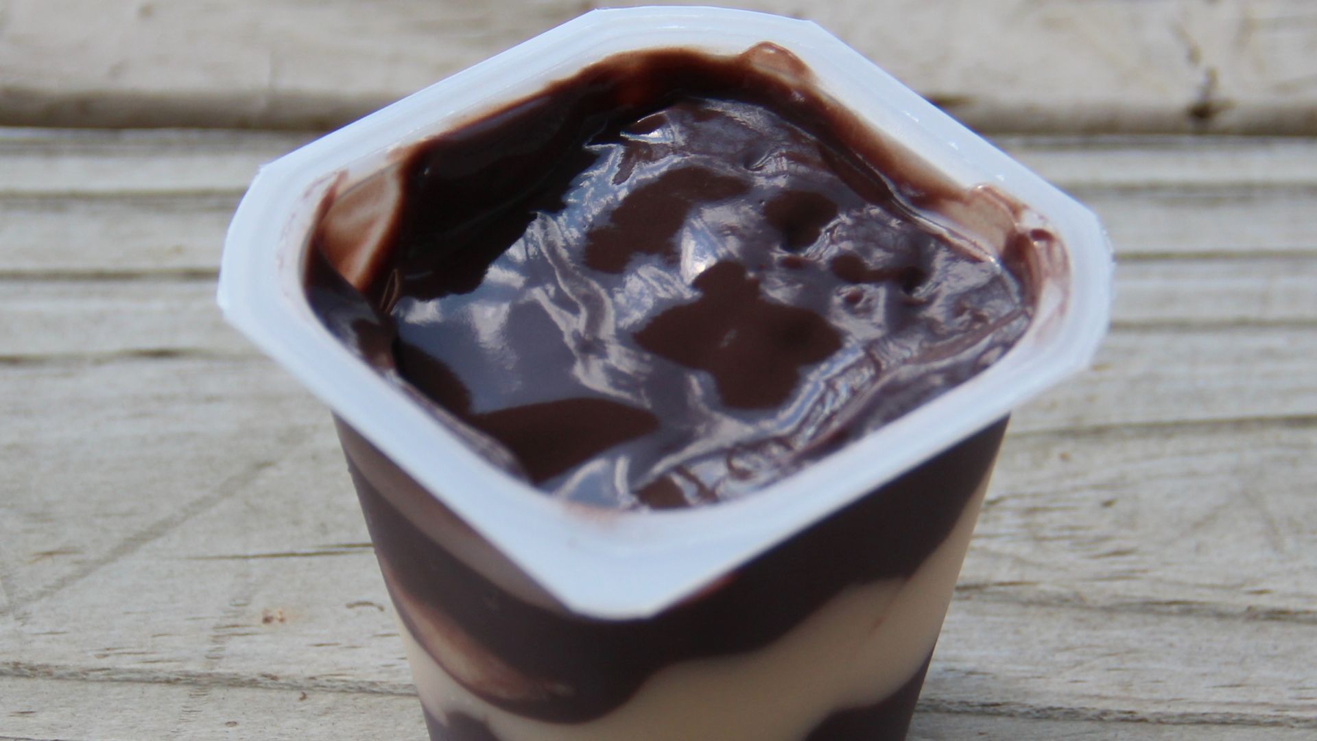 File:Swiss MIss Chocolate Vanilla Swirl pudding cup.jpg