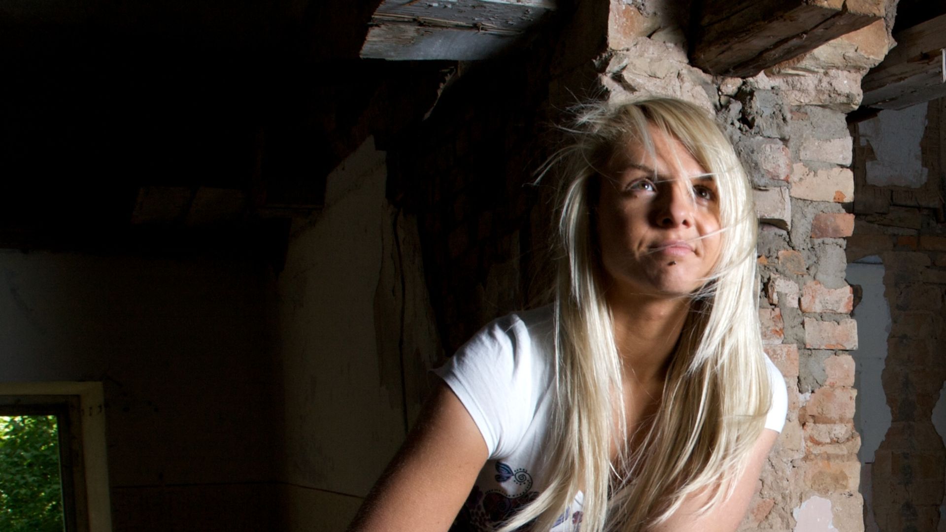 File:Blond woman in a abandoned building 06.jpg