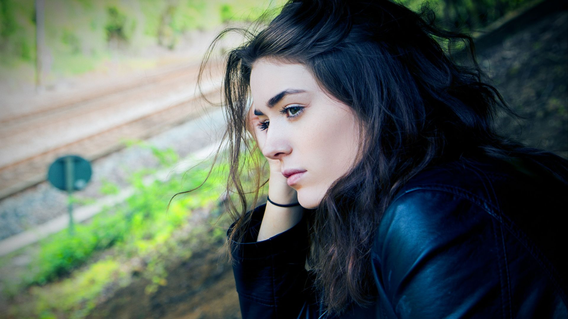 woman sitting outdoor during daytime