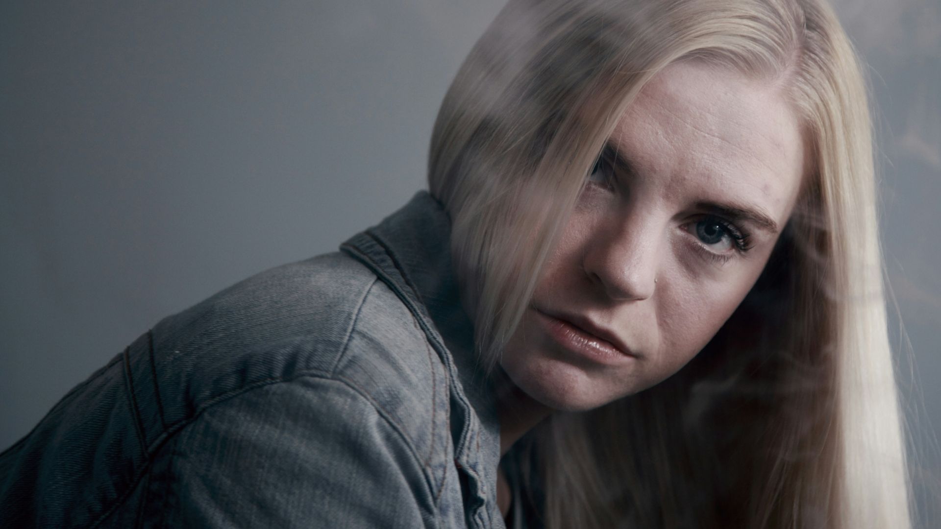 woman in gray top on focus phoot