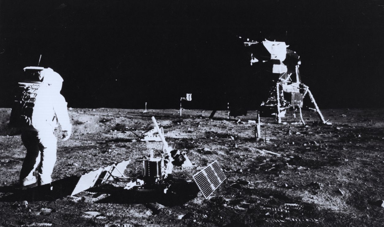 Gettyimages - 3091200, Buzz Aldrin 1969: Apollo 11 astronaut Edwin 'Buzz' Aldrin deploys a scientific experiment package on the surface of the moon. In the background is the Lunar Module, as is a flag of the United States.
