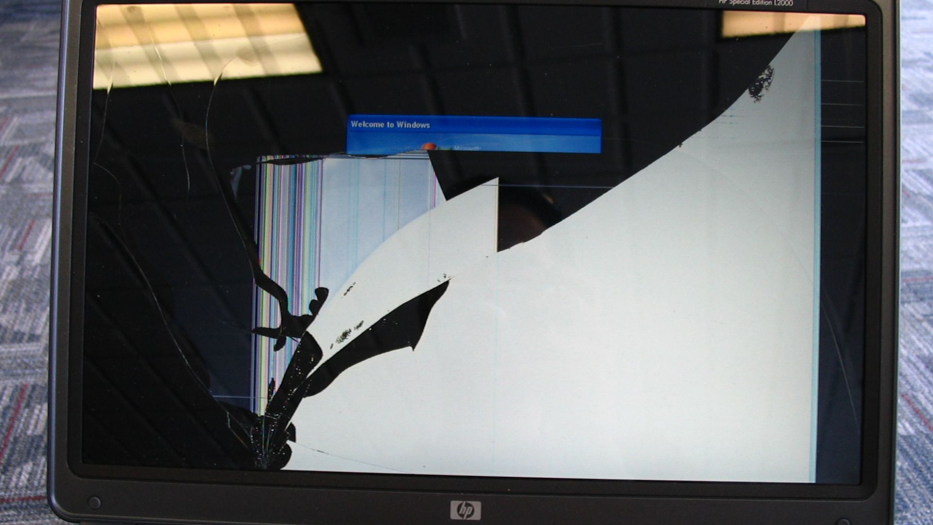 File:2006 broken laptop computer 237398638.jpg