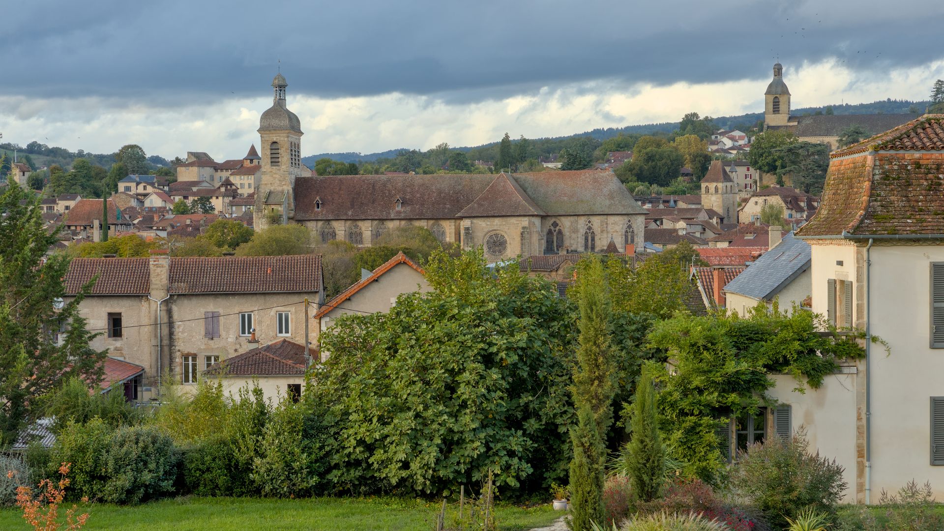File:Figeac - Vue de l'avenue des Poilus.jpg