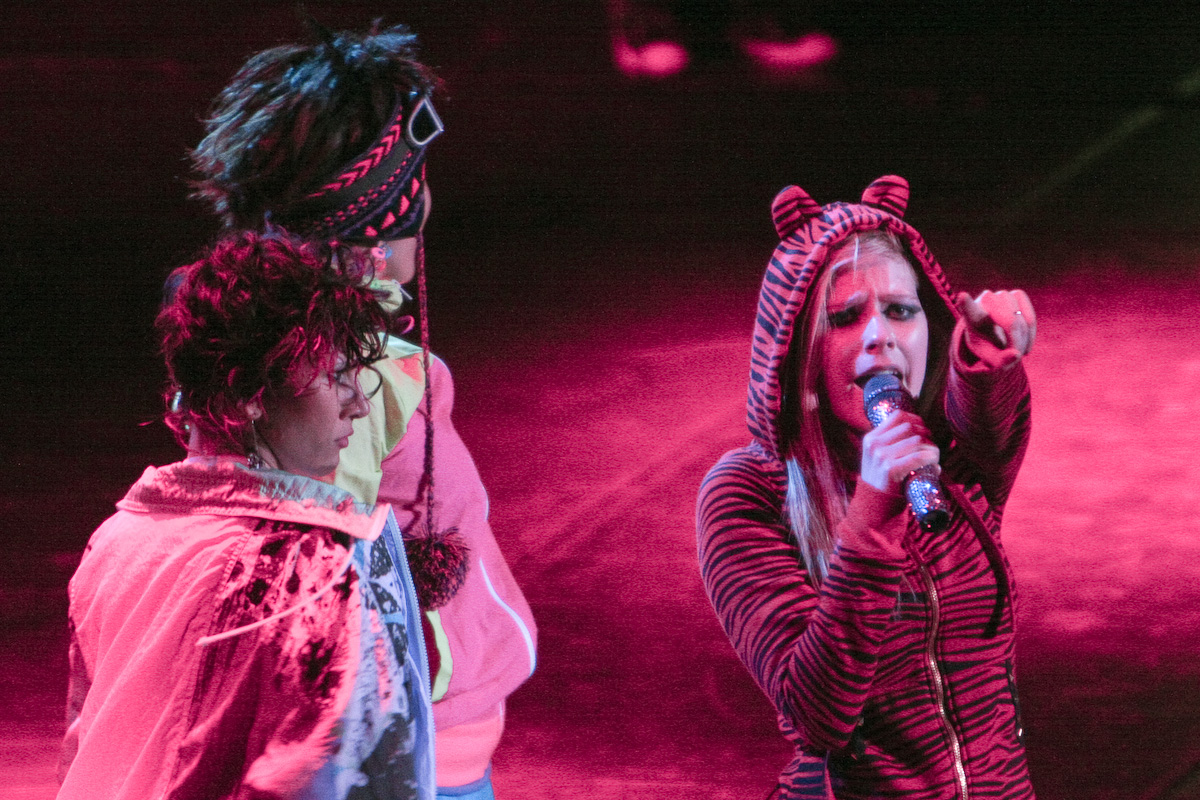 Avril Lavigne Pointing Best Damn Tour