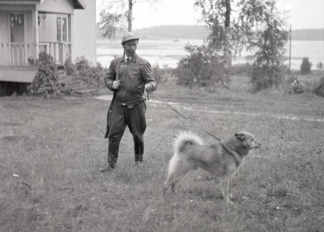 Häyhä Simo 1961 with his dog