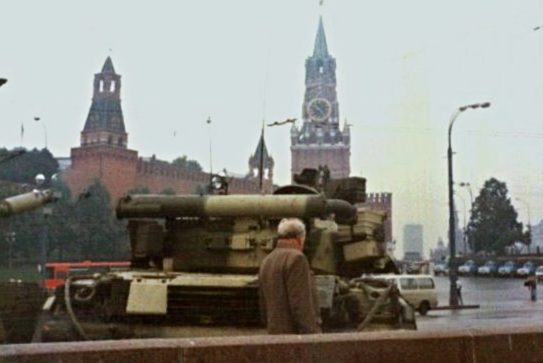 T-80UD tanks in the red square