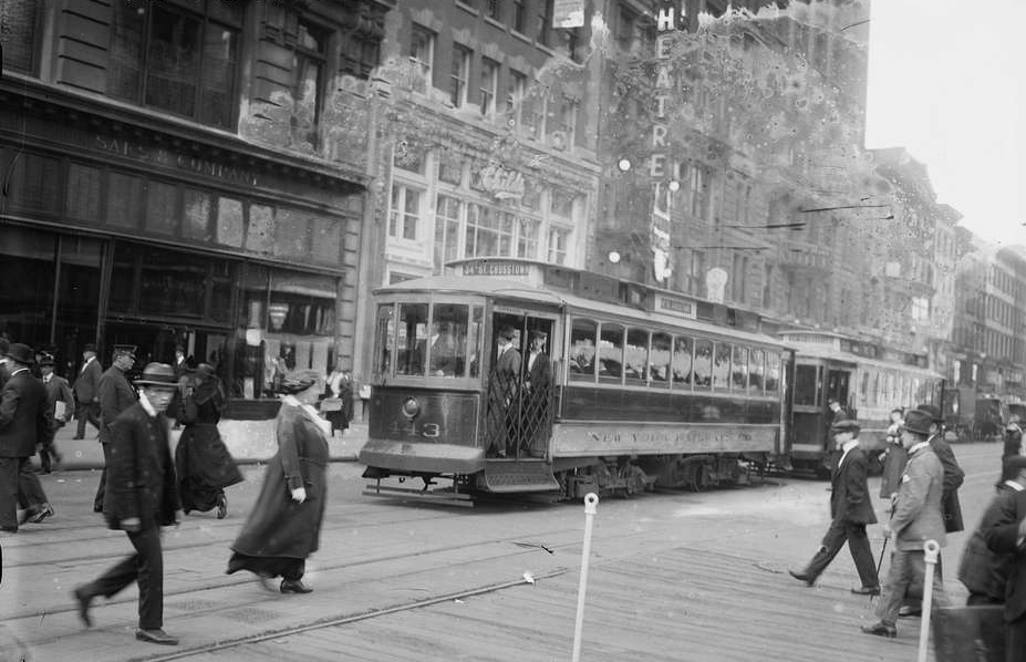 Traffic stopped, 34th & Broadway