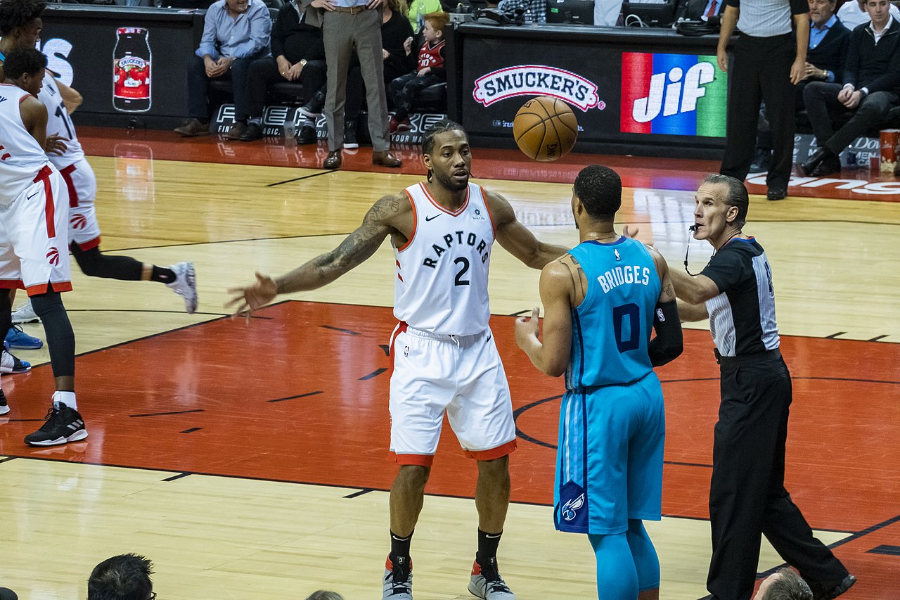 Kawhi Leonard playing for Toronto Raptors, Scotiabank arena