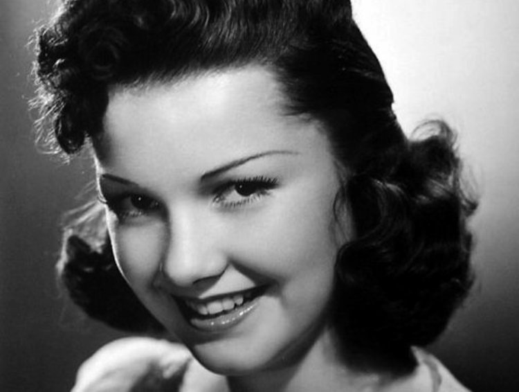 Promotional photograph of Anne Baxter looking at the camera