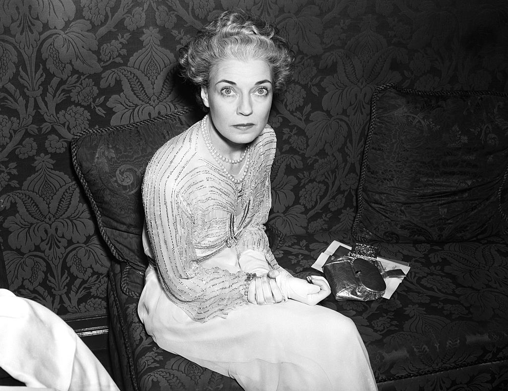 Mona von Bismarck seated portrait