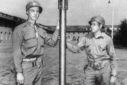 Two US Army soldiers with a captured Sprenggranate 4481 projectile