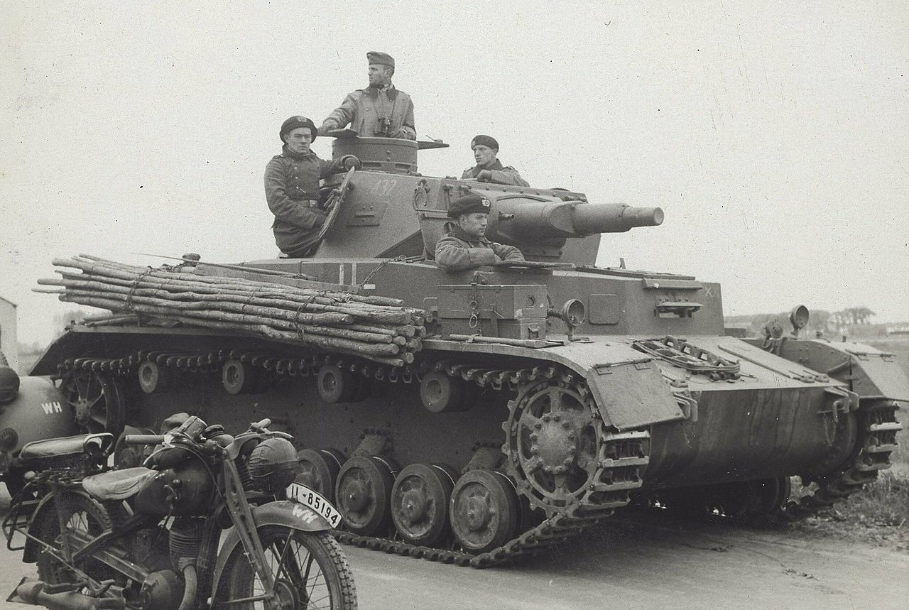 Soldiers driving the German Panzerkampfwagen IV