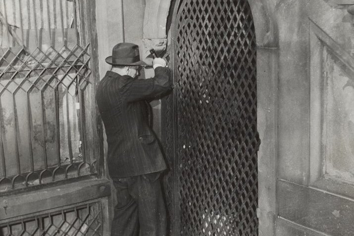 When one of the brothers signed a check for $6.700 and passed it out to the besiegers