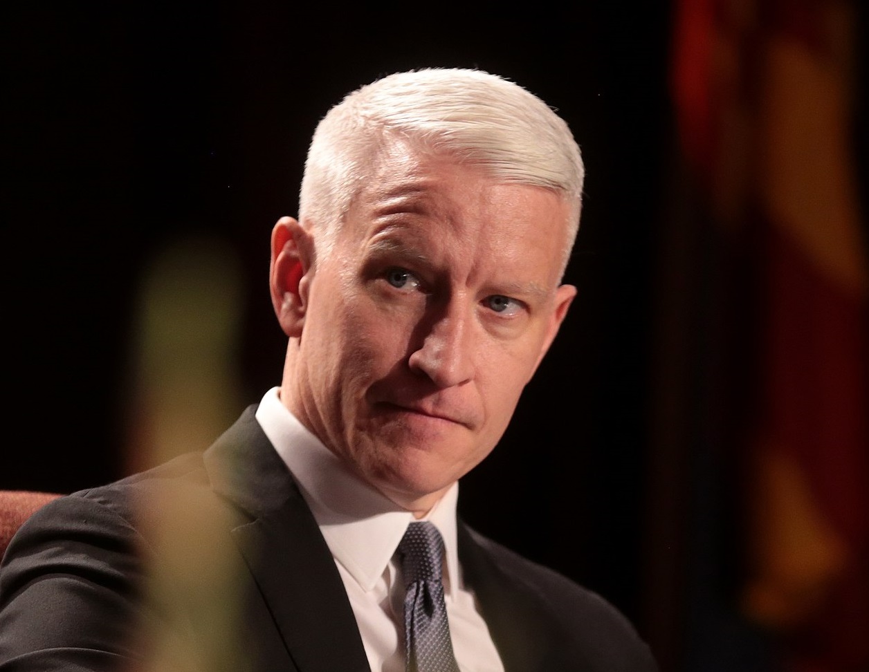 Anderson Cooper speaking with attendees at the 35th Annual Cronkite Award Luncheon