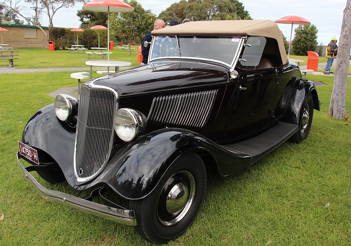 1933 Ford Model 18 Deluxe Roadster