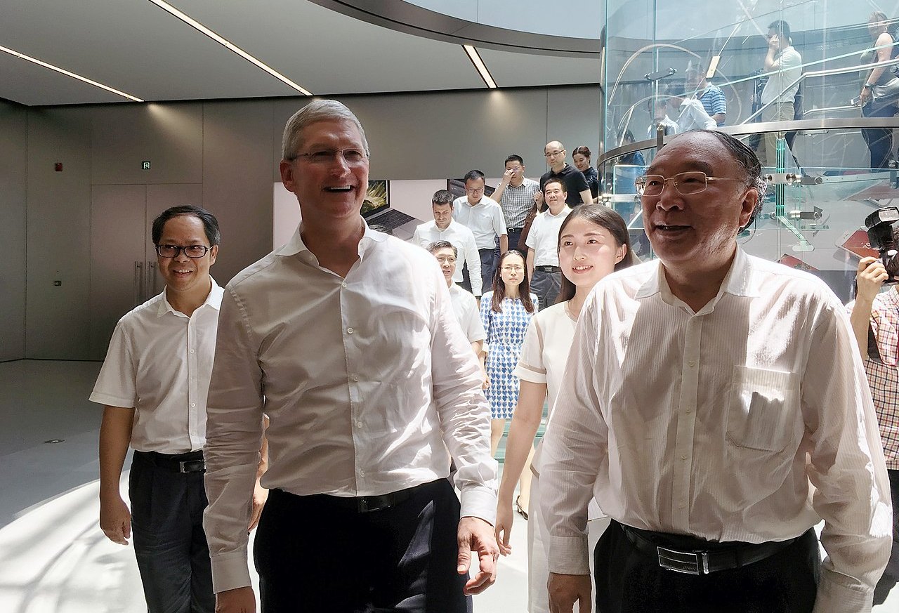 Tim Cook with Chongqing Mayor Huang