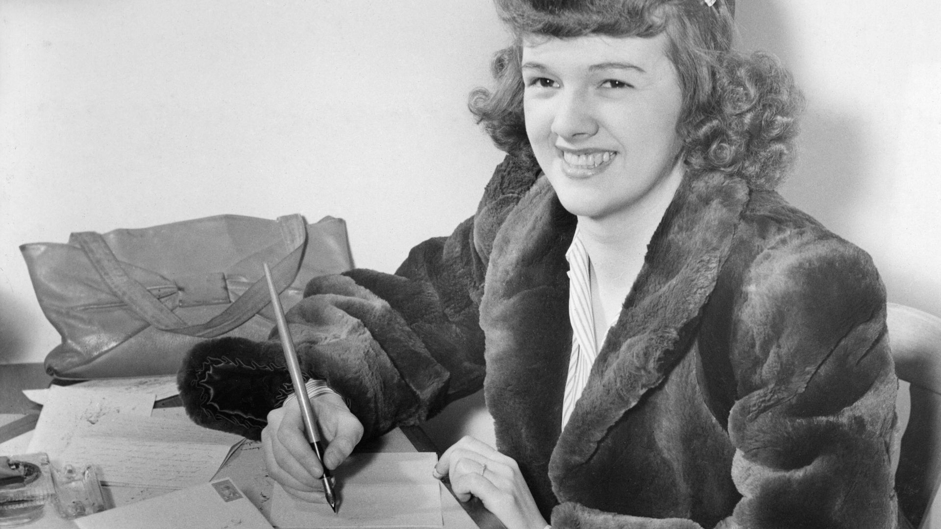 File:Worker from GECO munitions factory writing a letter (I0058247).jpg