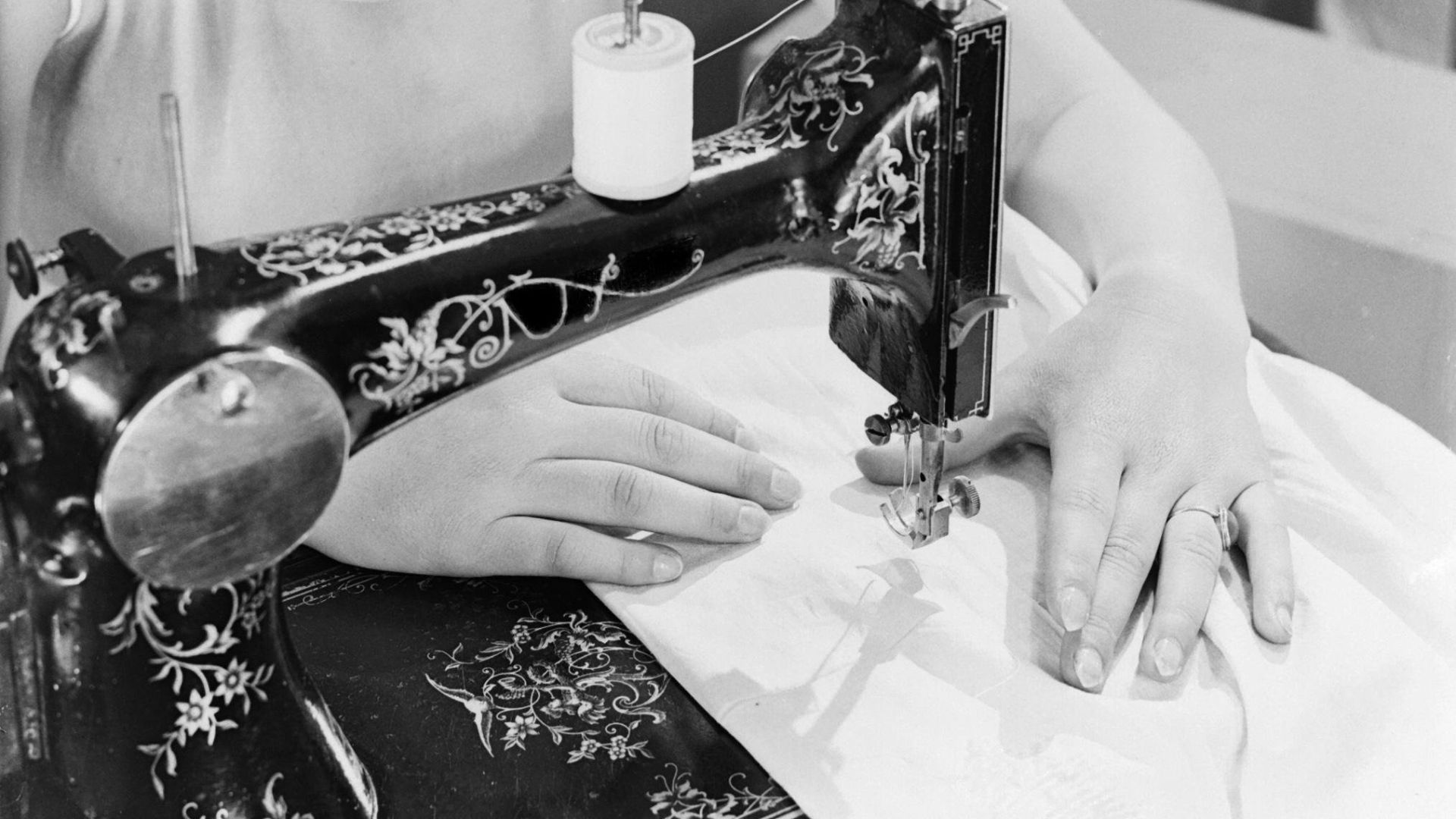 File:Model Eva Waldschmidt achter de naaimachine, Bestanddeelnr 252-0622.jpg