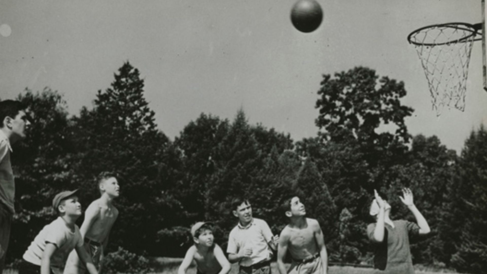 File:Boys playing basketball outside (4575515083).jpg
