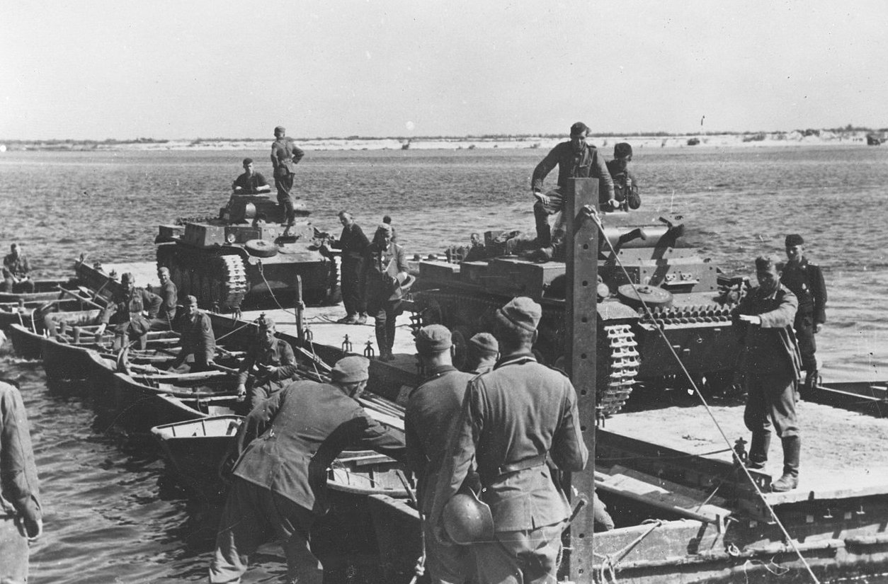 German armored forces cross the Dnieper, September 1941