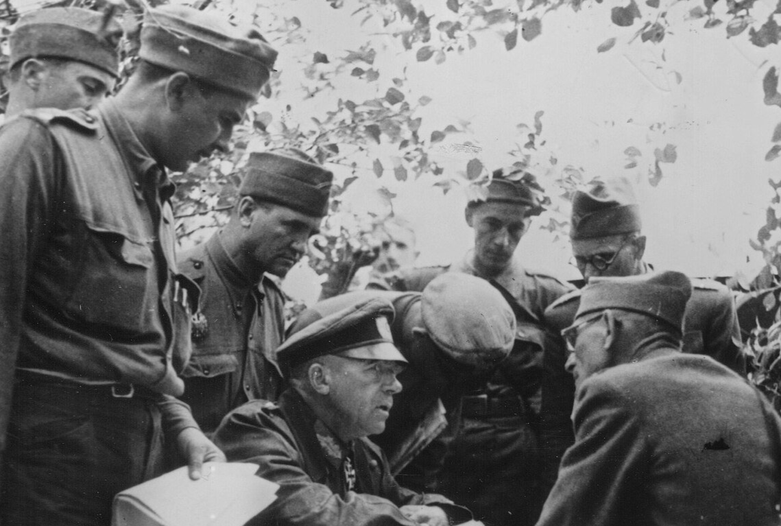 German and Romanian command personnel consulting
