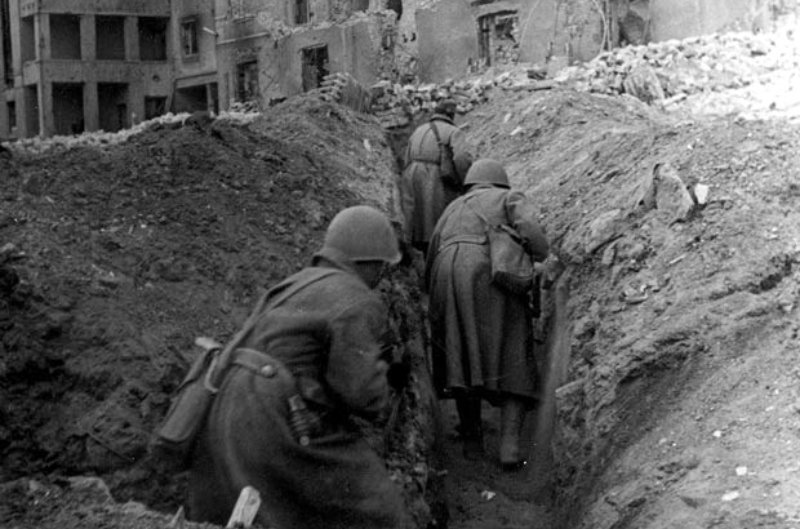 Soviet soldiers in a trench during the battle of Stalingrad